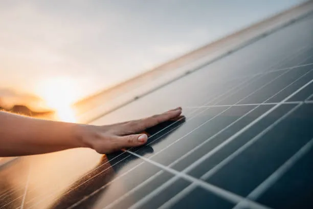 ¿Cuánto cuesta un panel solar? Inversión sostenible