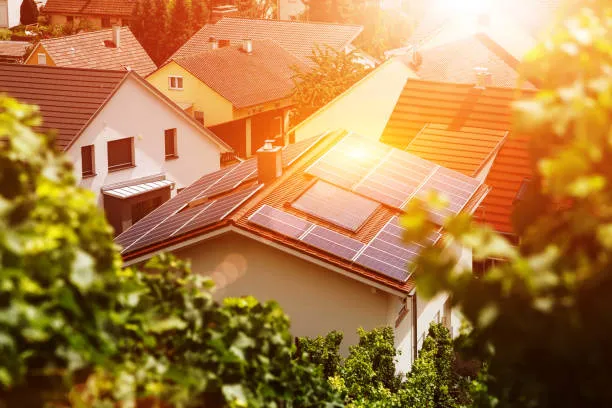 Ventajas de la energía solar; una casa con bloques del producto en el techo
