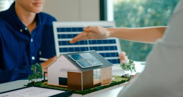 1.cotización de paneles solares; paneles en el techo de una casa