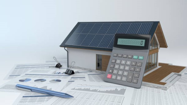 1.paneles solares para negocio; casa con calculadora y paneles