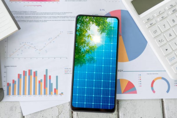 Celular con un fondo de panel solar, reflejando las dudas sobre qué pasa si instalo paneles solares sin avisar a CFE y cómo esto afecta la comunicación con las autoridades.