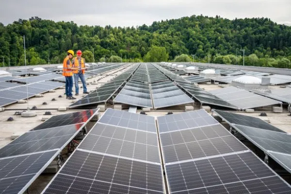 Ingenieros inspeccionando paneles solares desde lo alto, evaluando instalación y eficiencia energética para Interconexión CFE.