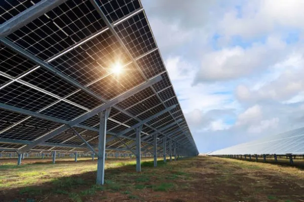 Paneles solares de color azul en pleno funcionamiento, capturando energía solar de alta eficiencia para Interconexión CFE.