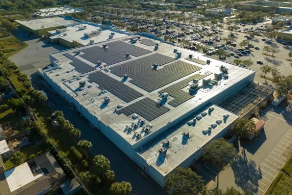 Instalación de paneles solares en el techo de una empresa, optimizando su consumo energético mediante Interconexión CFE.