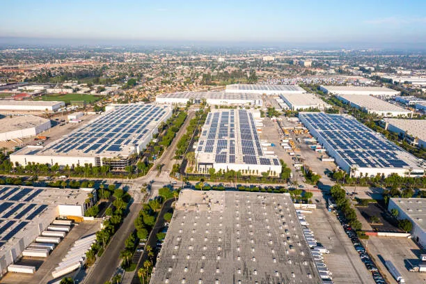 Paneles solares en Guanajuato con el sol fuerte de fondo, optimizando la captación de energía solar para maximizar el ahorro y el uso eficiente de la electricidad.