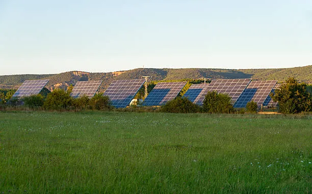 Paneles solares en Nayarit con el sol fuerte de fondo, mejorando la eficiencia en la captación de energía solar para un mayor ahorro y reducción de emisiones.