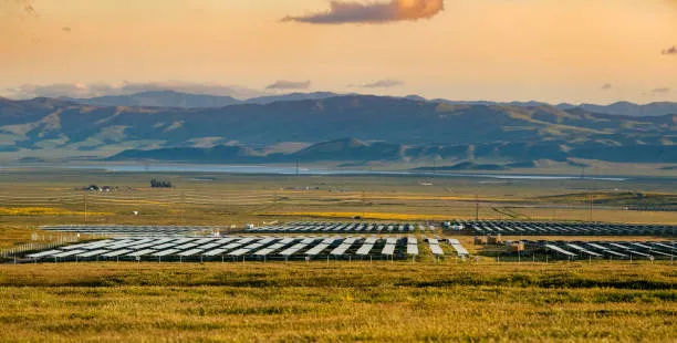 Paneles solares en San Luis Potosí bajo un sol intenso, optimizando la captura de energía solar para producir electricidad limpia y eficiente en todo momento.