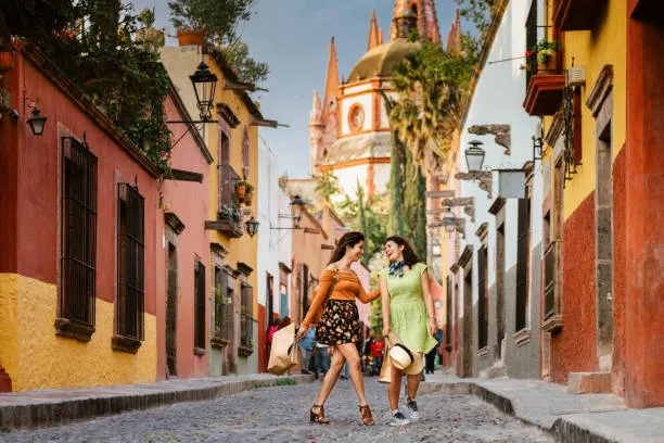 Chicas paseando en Guanajuato, disfrutando del entorno mientras los paneles solares en Guanajuato proporcionan energía limpia y sustentable para la ciudad.