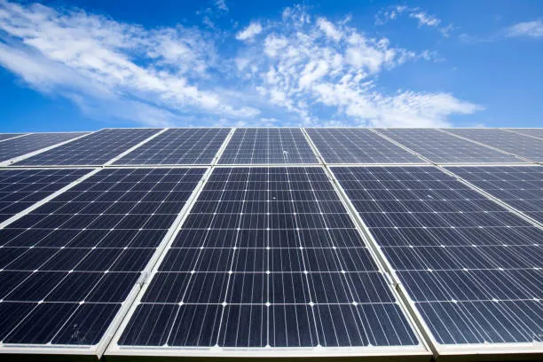 Paneles solares en San Luis Potosí instalados bajo un cielo despejado, maximizando la captación de energía solar y contribuyendo a un futuro más sostenible.