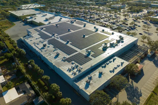 Renta de paneles solares instalados en el techo de una empresa, optimizando el consumo energético y reduciendo costos.