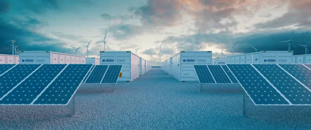 Sistemas de almacenamiento de energía con paneles solares y dispositivos que almacenan la luz, mejorando la eficiencia energética.