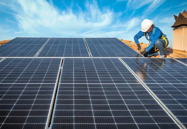 Vista superior de paneles solares para industria de manufactura en una nave industrial, mostrando su integración para generar energía limpia.