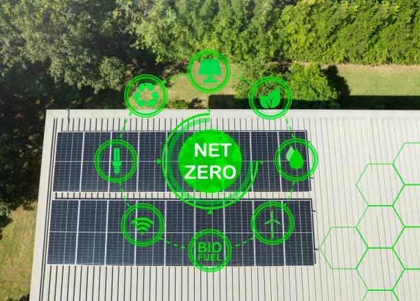 Fotografía de paneles solares para empresas en un parque empresarial, mostrando la optimización del consumo eléctrico con energía renovable