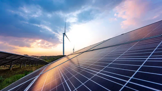 Fotografía de paneles solares para la industria química farmacéutica en una fábrica de medicamentos, mostrando su impacto en la producción sostenible.