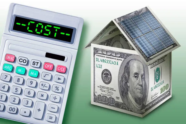 Renta de paneles solares con un billete de dólar, destacando el ahorro en costos energéticos a largo plazo.