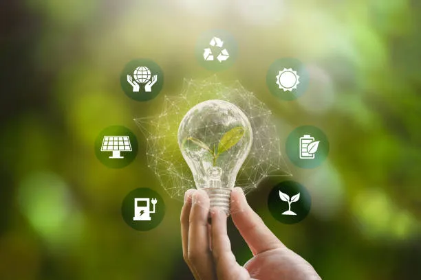 Imagen de un foco rodeado de ilustraciones de energía, resaltando cómo un estudio de calidad de energía permite un mejor aprovechamiento de la electricidad y menor desperdicio