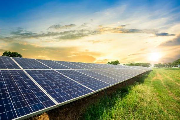 Equipos de paneles solares instalados por un proveedor certificado, mostrando la importancia de escoger a expertos para asegurar el máximo rendimiento