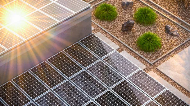 Instalación de paneles solares en un edificio de oficinas, demostrando cómo seleccionar el mejor proveedor para optimizar el rendimiento de la energía solar.