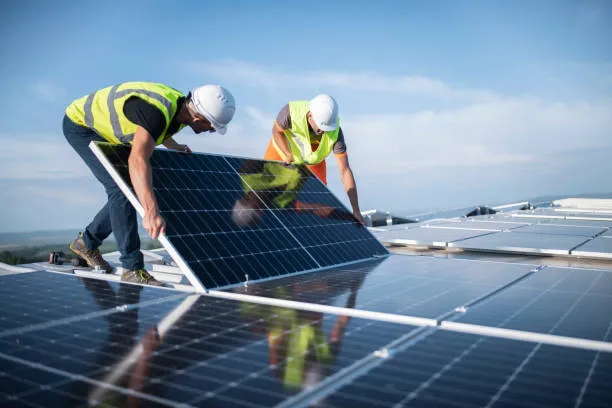 Paneles solares instalados, demostrando cómo la energía solar puede ser una opción rentable para empresas y hogares en 2025.