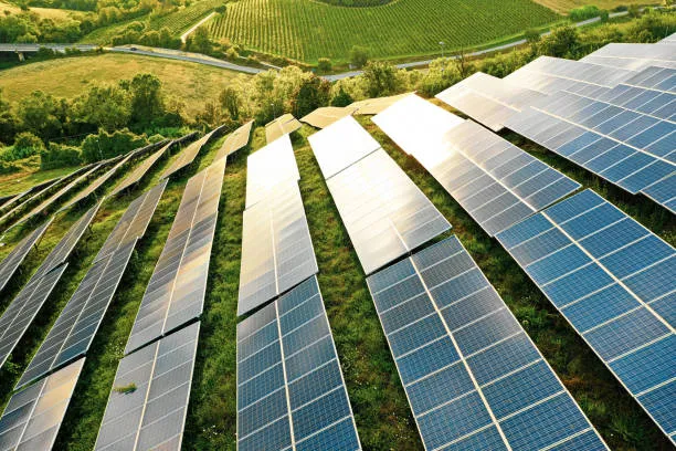 Paneles solares instalados en una fábrica de alimentos y bebidas, generando energía limpia para la industria de alimentos.