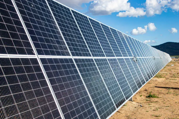 Instalación de paneles bifaciales en campo solar captando radiación directa y reflejada para mejorar la eficiencia energética del sistema.