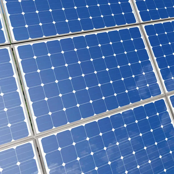 Panales solares de color azul instalados en campo abierto, utilizados en comparaciones entre paneles solares bifaciales vs. tradicionales