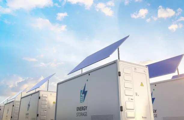 Conexión entre baterías de almacenamiento y paneles solares, funcionalidad de baterías para paneles solares