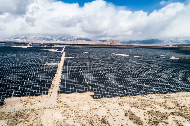 Extenso campo con paneles solares en San Juan de los Lagos instalados para generar electricidad sustentable y proteger el medio ambiente.