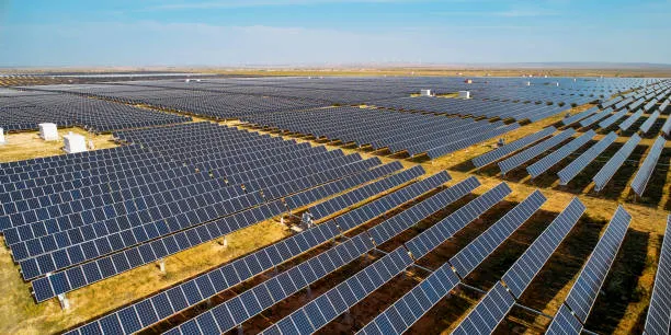 Gran superficie con paneles solares en Zapotlanejo, alineados para captar luz solar de manera eficiente y abastecer energía sustentable