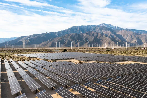 Amplio terreno cubierto con paneles solares en Cuautitlán Izcalli, captando la luz del sol para generar electricidad de manera eficiente.