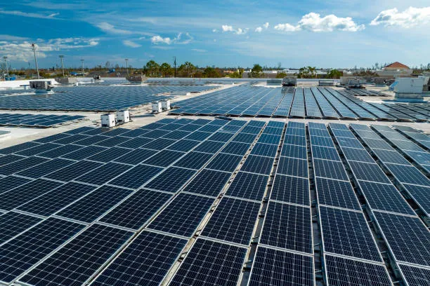 Supervisión de instalaciones solares en techos corporativos para maximizar producción de energía sostenible con paneles solares Cuernavaca.