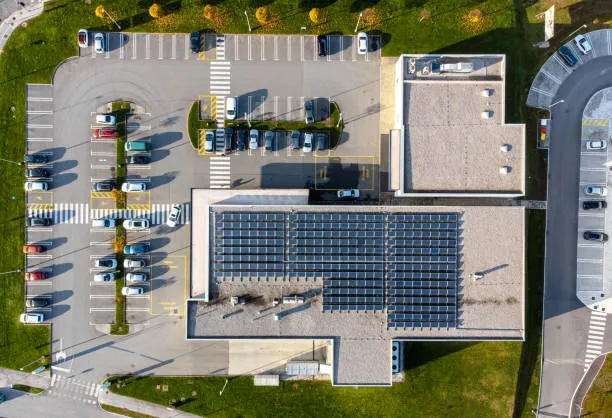 Módulos solares instalados en techo de empresa, maximizando generación de energía limpia y ahorro en Naucalpan con paneles solares Naucalpan.
