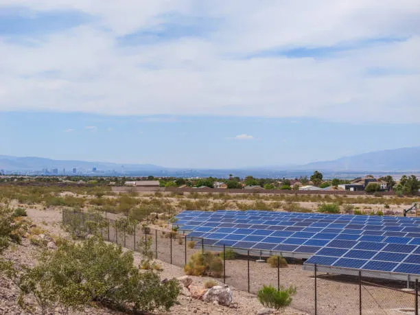 Vista panorámica de paneles solares en Atizapán en un terreno amplio, demostrando tecnología avanzada y sostenibilidad energética