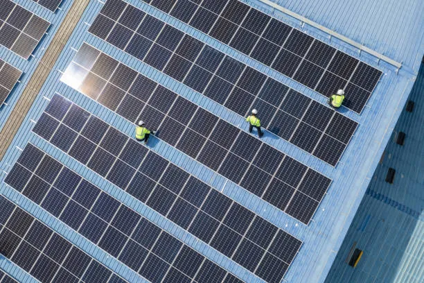 Ingenieros inspeccionando sistemas fotovoltaicos en una empresa, asegurando funcionamiento óptimo y energía sostenible con paneles solares en Irapuato.