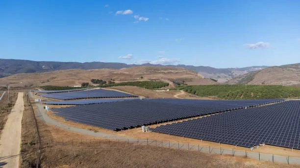 Amplio terreno con paneles solares en San Juan de los Lagos, captando la radiación solar para producir energía renovable y reducir costos eléctricos.