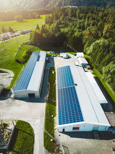Módulos solares instalados en techo corporativo en Toluca, optimizando la generación de energía renovable con paneles solares en Toluca.