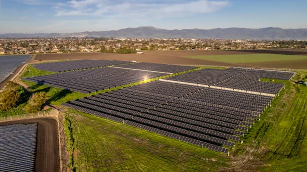 Extenso terreno cubierto con paneles solares en Tultitlán, captando la luz solar para generar energía limpia y eficiente para hogares y empresas.
