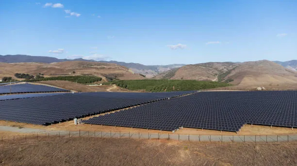 Vista aérea de paneles solares en Zapotlanejo colocados en un campo abierto, mostrando cómo la energía solar impulsa el futuro sustentable.
