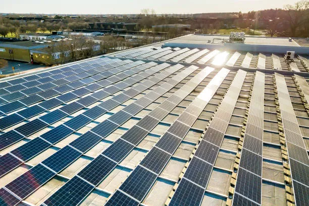 Instalación profesional de paneles solares en techo corporativo de CDMX, garantizando eficiencia energética y ahorro sostenible con paneles solares CDMX.