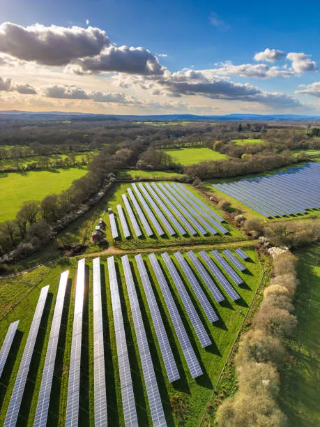 Instalación de módulos fotovoltaicos en terreno abierto, aprovechando energía solar natural para empresas con paneles solares Cuernavaca.