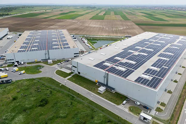 Supervisión de módulos solares en techos de Naucalpan, asegurando máximo rendimiento y eficiencia energética con paneles solares Naucalpan.