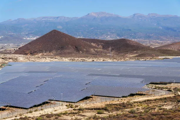 Extenso campo lleno de paneles solares en Atizapán alineados bajo el sol, ejemplificando eficiencia y producción de energía renovable