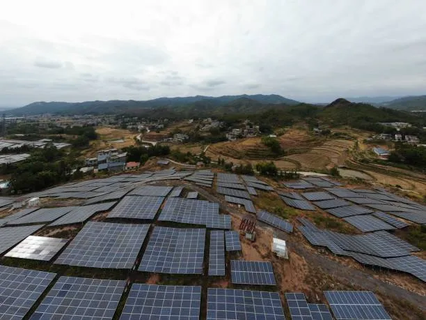 Vista aérea de un campo con paneles solares en Cuautitlán Izcalli, mostrando su disposición ordenada y aprovechamiento óptimo del sol.