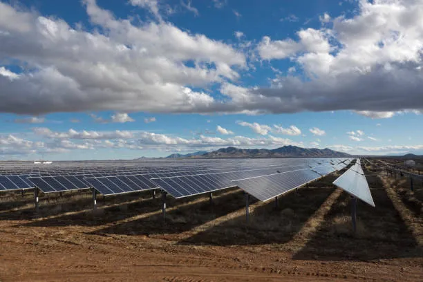 Vista panorámica de paneles solares en San Juan de los Lagos organizados en un campo, demostrando tecnología avanzada y eficiencia energética.