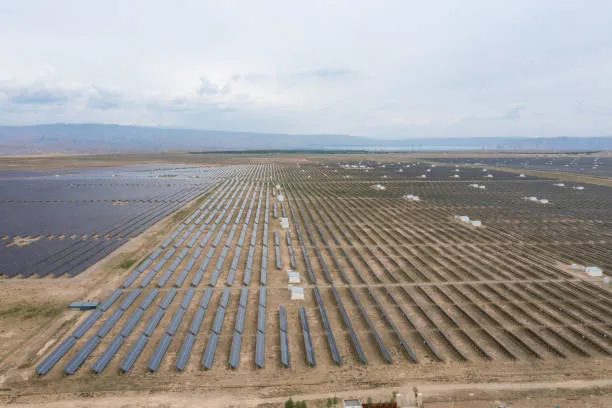Vista panorámica de paneles solares en Tultitlán en un amplio campo, demostrando el potencial de la energía renovable y tecnología avanzada.