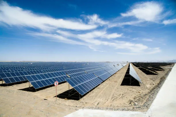 Extenso terreno con paneles solares en Jocotepec, mostrando la capacidad de generar electricidad renovable y promover la sostenibilidad ambiental.