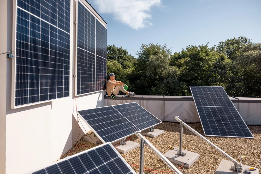 De que están hechos los paneles solares, hay varios de estos colocados en el exterior