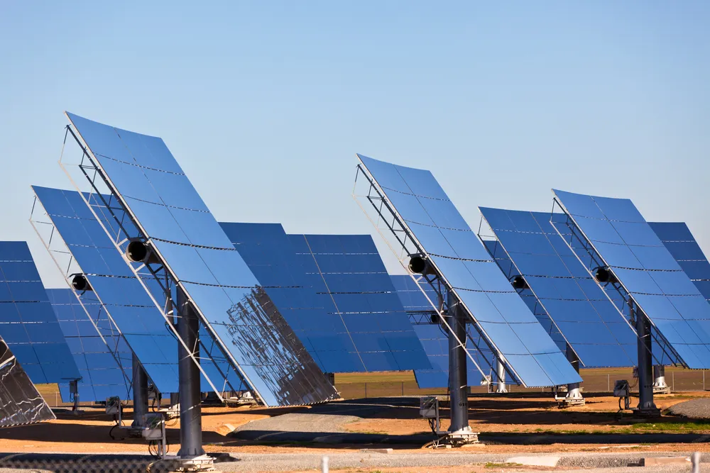 Colocados verticalmente, hay unos paneles solares, es de que están hechos los paneles solarer