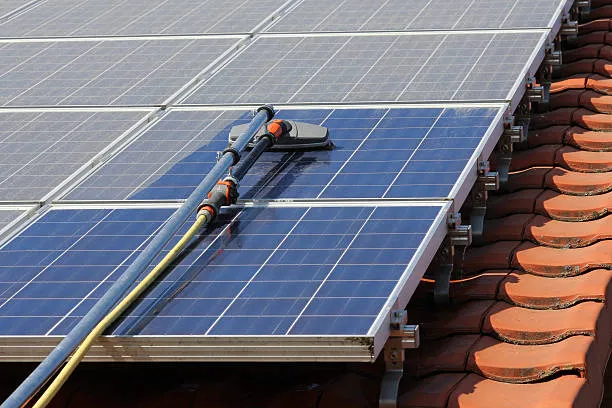 Paneles con acumulación de polvo comparados antes y después del mantenimiento, ideal para entender cada cuánto tiempo debo limpiar los paneles solares.