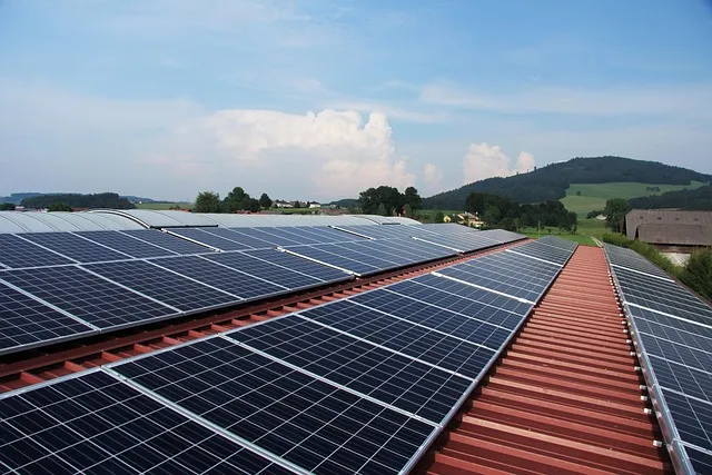 Paneles solares sobre un techo empresarial reflejando luz solar directa, demostrando visualmente cómo sé cuánta energía están generando mis paneles solares.